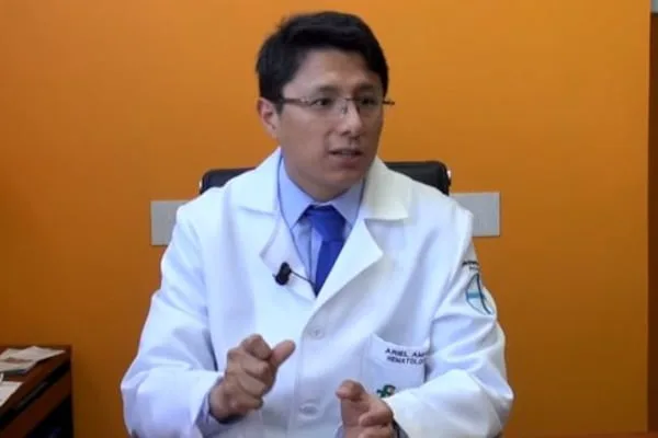 Dr. Ariel Amaru durante una entrevista sobre investigación del cáncer en la sangre