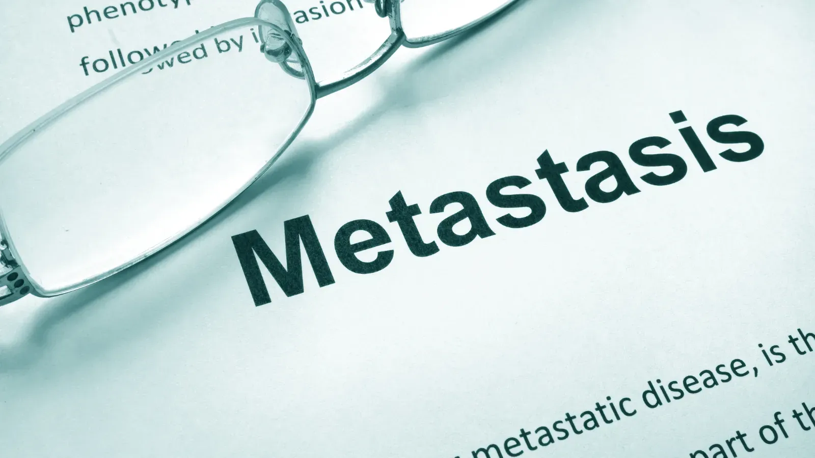 La metástasis es cuando un cáncer se disemina desde el tumor original a otros órganos y forma nuevos focos tumorales.