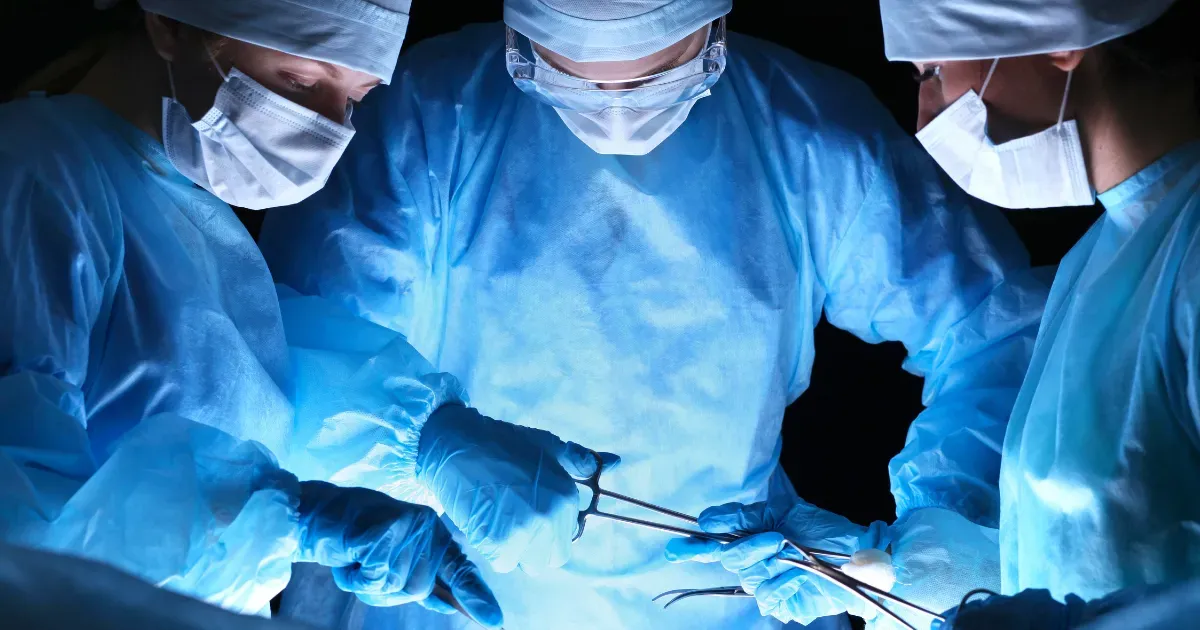 Tumores: cuándo preocuparse y cuándo no El tumor benigno es localizado y no invasivo; el maligno invade y puede metastatizar.