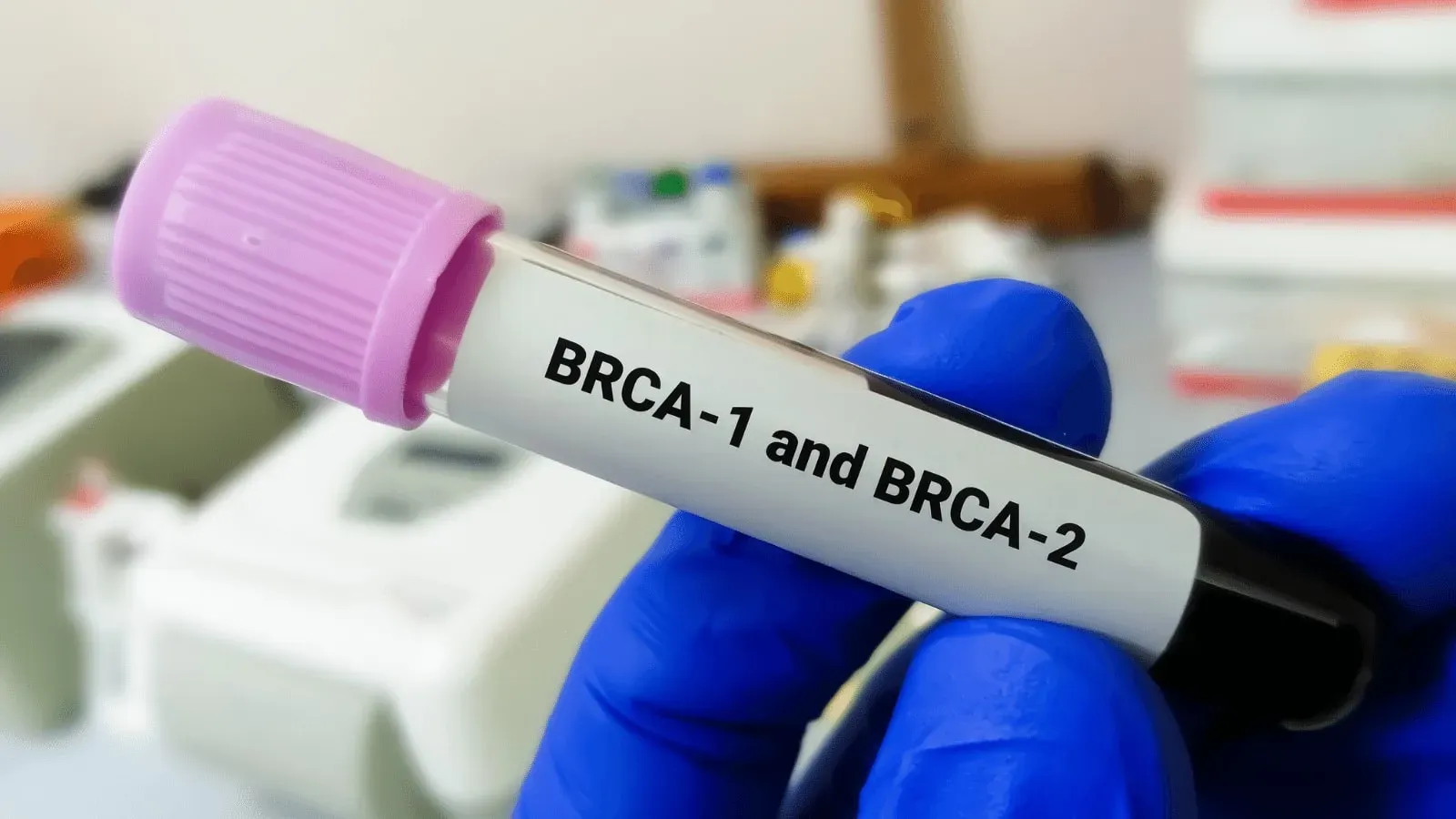 Las pruebas BRCA son análisis genéticos que detectan mutaciones en los genes BRCA1 y BRCA2, los cuales aumentan el riesgo de cáncer de mama y ovario. Se hacen con sangre o saliva y ayudan a prevenir o tratar el cáncer de forma personalizada.
