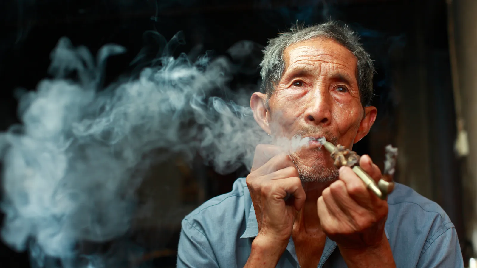 Fumar sigue siendo uno de los principales factores de riesgo para desarrollar cáncer de pulmón.