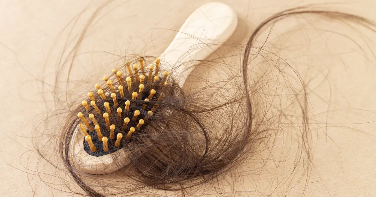La quimioterapia causa caída del cabello porque ataca células de rápido crecimiento, como las del folículo piloso.