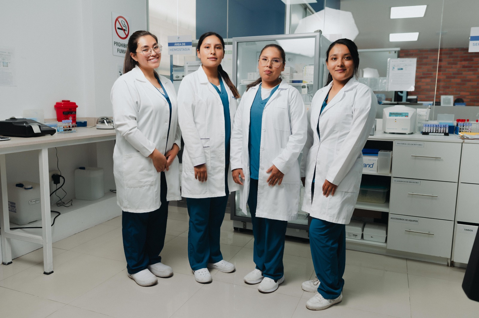 Equipo técnico de OncoClinic revisando procesos y resultados de laboratorio