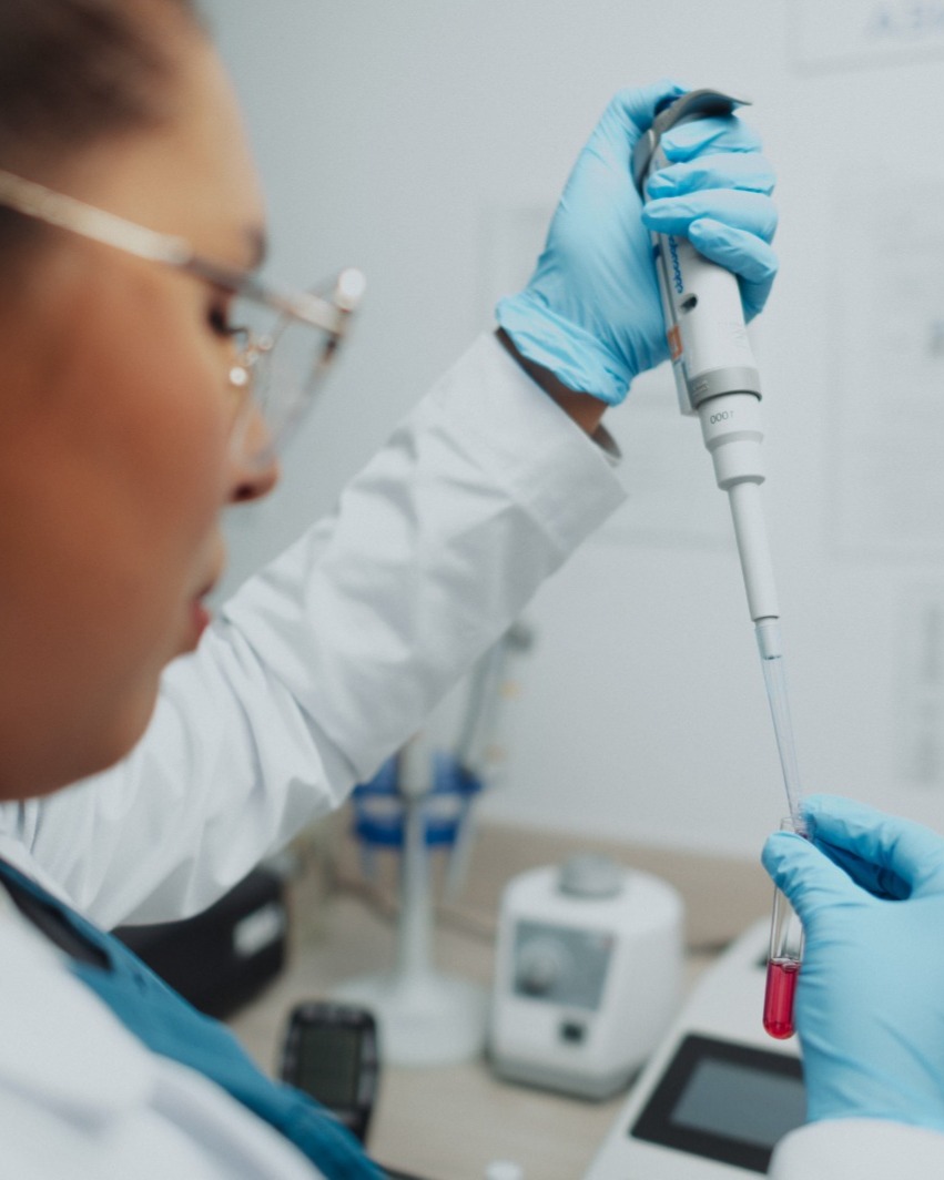 Paciente y profesional evaluando resultados confiables garantizados por la acreditación ISO 15189